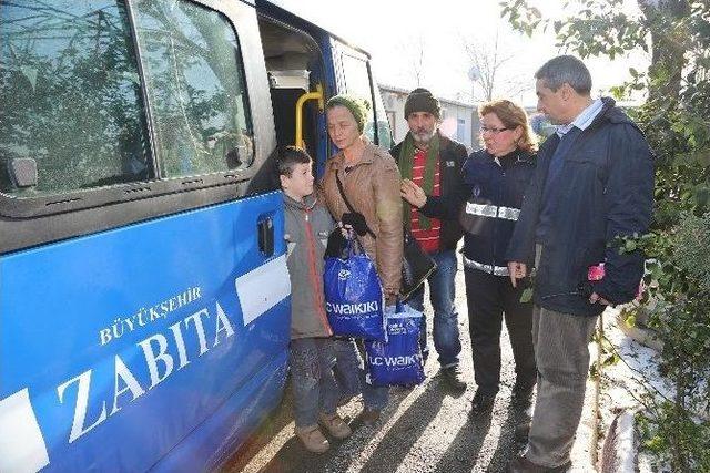 Sokağa Atılan Aileye Zabıta Sahip Çıktı