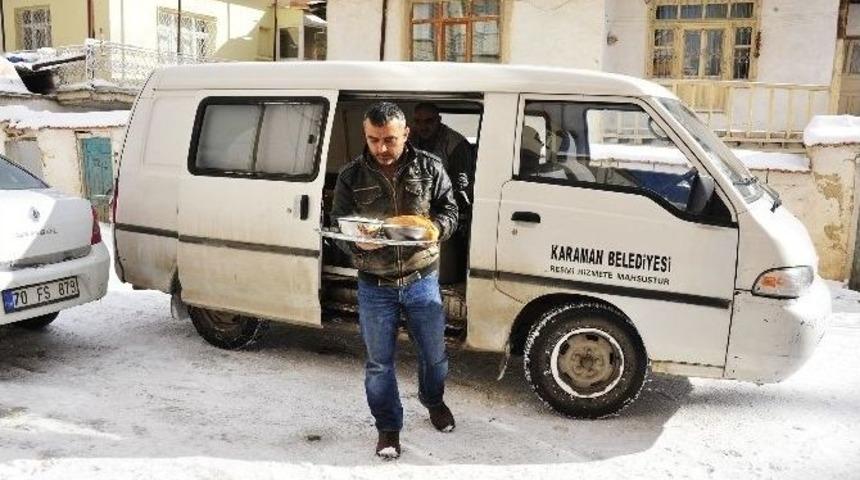 Karaman Belediyesi Her G&uuml;n 150 Kişiye Sıcak Yemek Veriyor