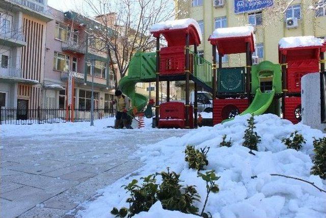 Kar Yağışı Bitti, İzi Kaldı