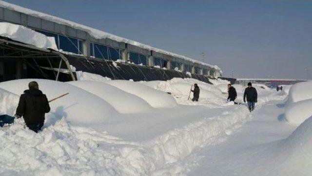 Karla Kaplı Sundurma 60 Aracın Üzerine Çöktü