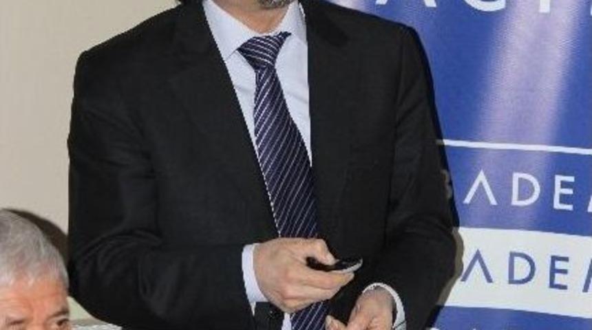 "bilgisayar Başında Otururken V&uuml;cut Ağırlığınızı Masaya Ve Bilgisayara Vermeyin"