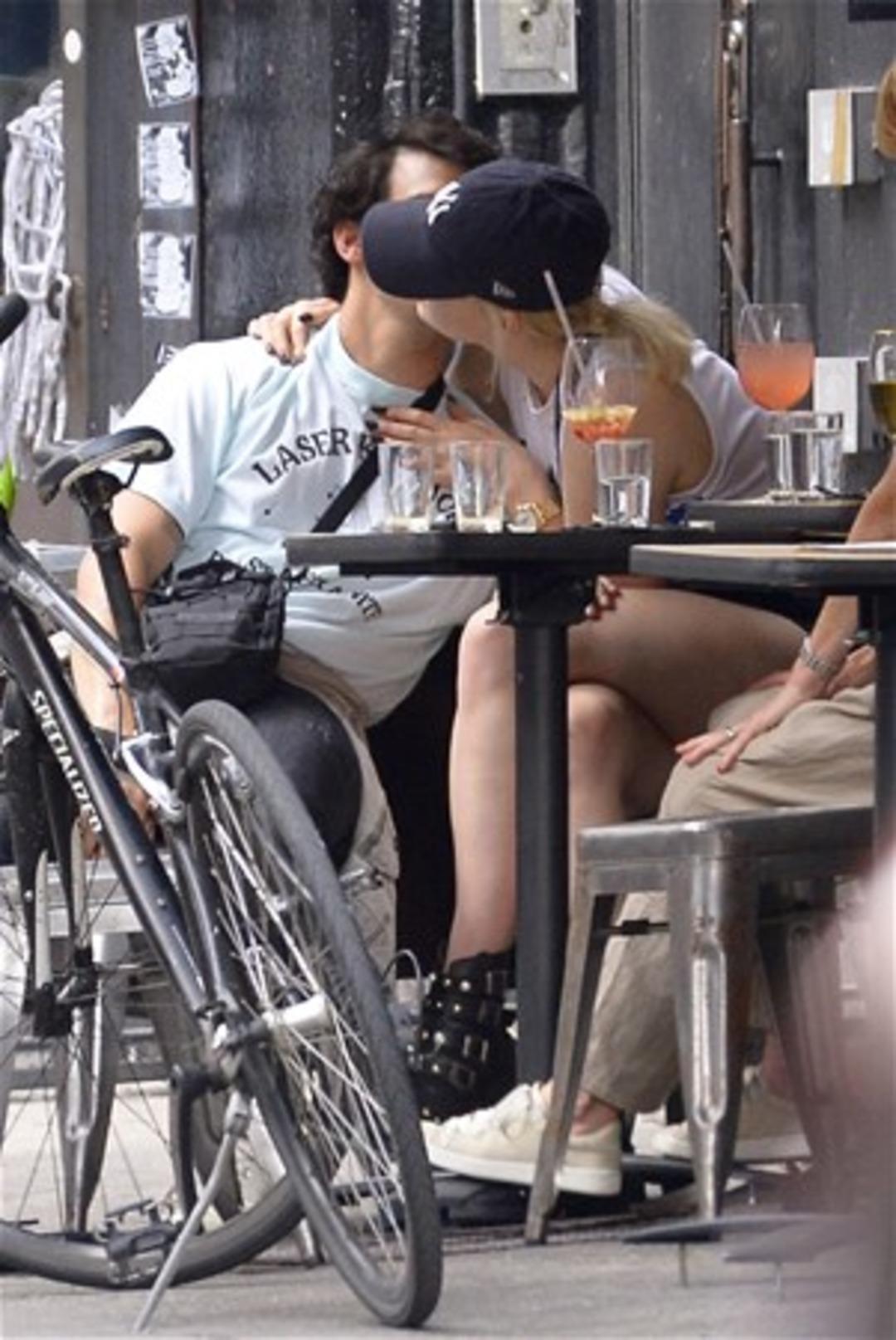 &Uuml;nl&uuml; yıldız sokak ortasında aşka geldi!