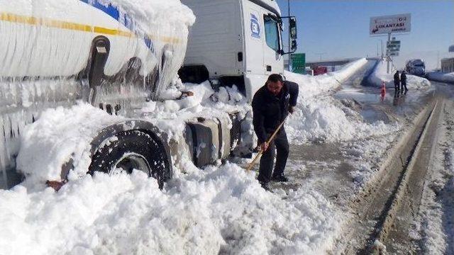 Bolu Dağı’nda Tır Şoförlerinin Çilesi Bitmiyor