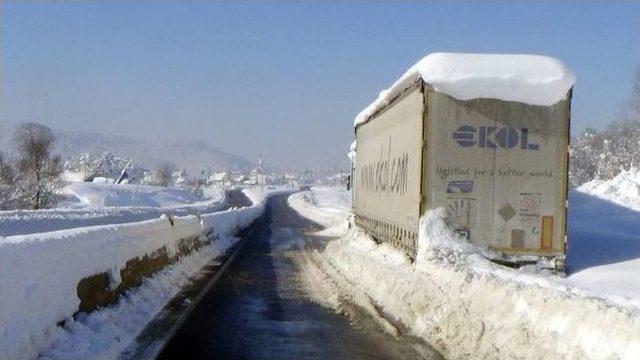 Bolu Dağı’nda Tır Şoförlerinin Çilesi Bitmiyor