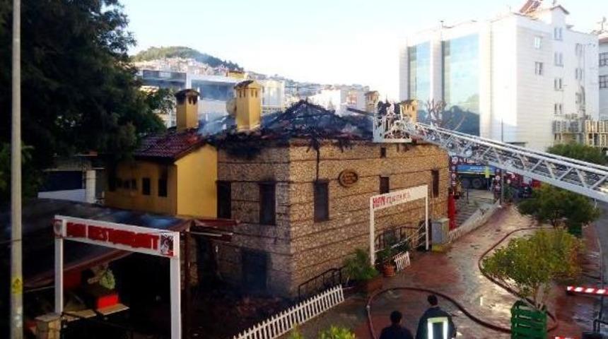 Restoran Olarak Kullanılan Tarihi Ev Yandı