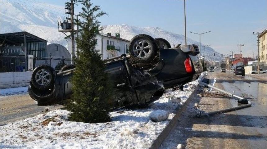 Kamyonet Kaygan Yolda Takla Atarak Ters D&ouml;nd&uuml;