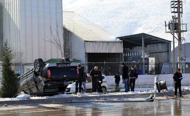 Kamyonet Kaygan Yolda Takla Atarak Ters Döndü