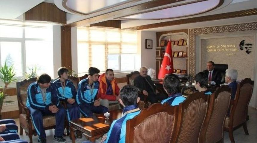 Hacı Ahmet Arısoy Lisesi Voleybol Takımı Kaymakam Ali Candan&rsquo;ı Ziyaret Etti