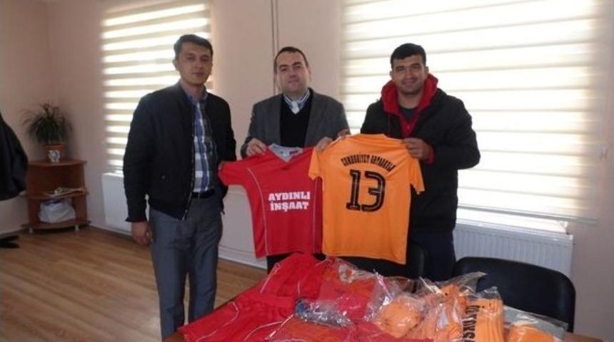 Hayırsever İş Adamından Okul Takımına Forma