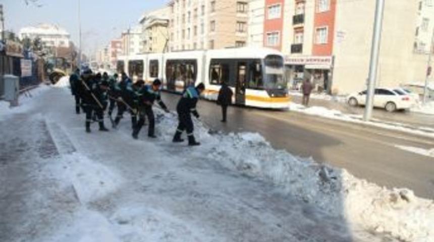 Kar Temizliğine 650 Kişilik Ekiple Devam