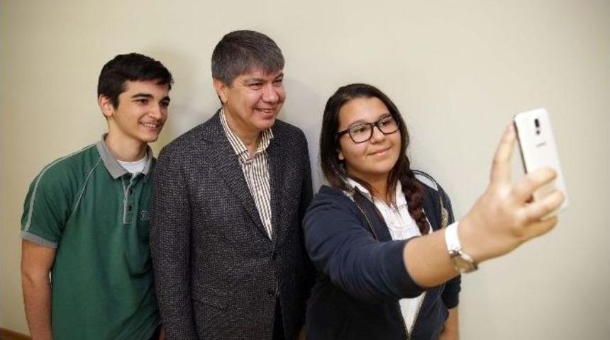 Gen&ccedil; Tasarımcılar &Ouml;d&uuml;llerini Başkan T&uuml;rel&rsquo;den Aldı