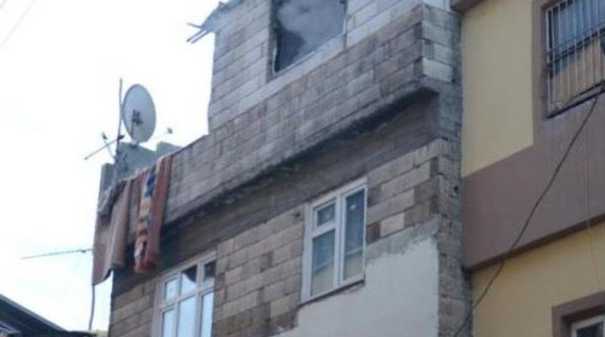 Eşini Ve &Ccedil;ocuklarını Merdivenden Atıp, Evi Ateşe Verdi