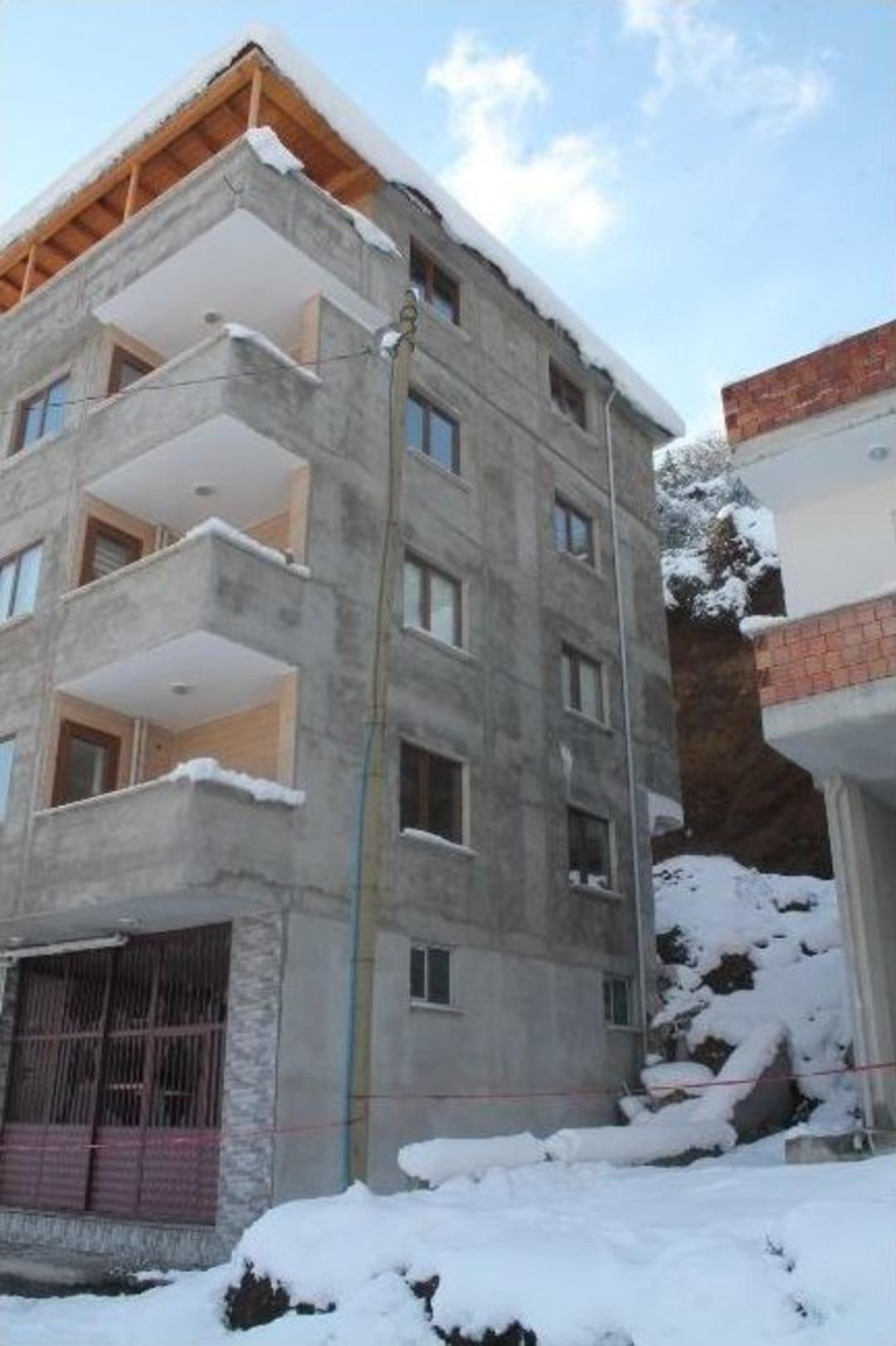 Karlara Dayanamayan İstinat Duvarı Evin &Uuml;zerine D&uuml;şt&uuml;