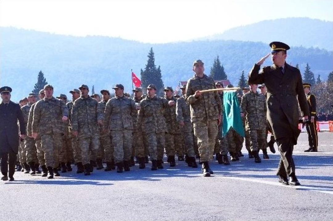 Askerler Mehter Marşıyla Y&uuml;r&uuml;d&uuml;