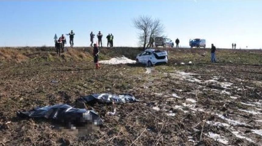 Otomobil Yoldan &Ccedil;ıkıp Takla Attı: 2 &Ouml;l&uuml;, 2 Ağır Yaralı