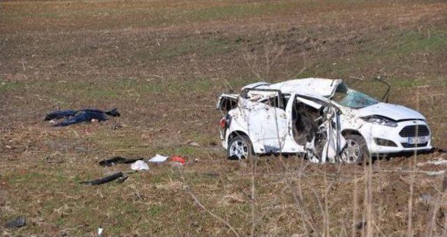 Otomobil Yoldan Çıkıp Takla Attı: 2 Ölü, 2 Ağır Yaralı