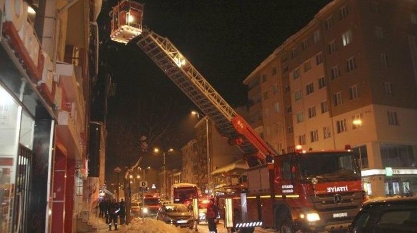&Ccedil;atılardan Sarkan Buzlar G&uuml;venlik Amacı İle Temizleniyor