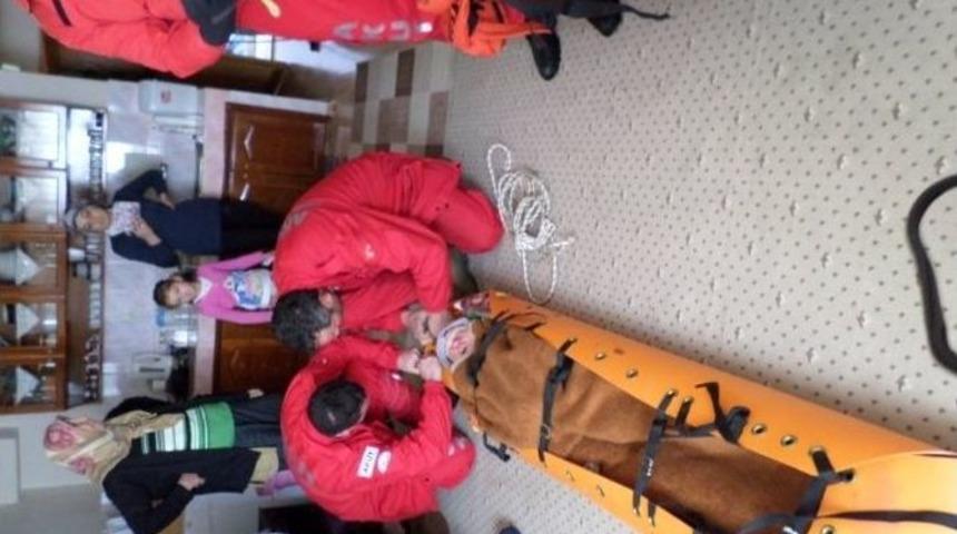 Mahsur Kalan Hastayı Akut Kurtardı