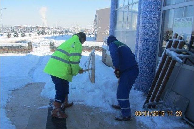 Kartepe’de Kar Küreme Çalışması