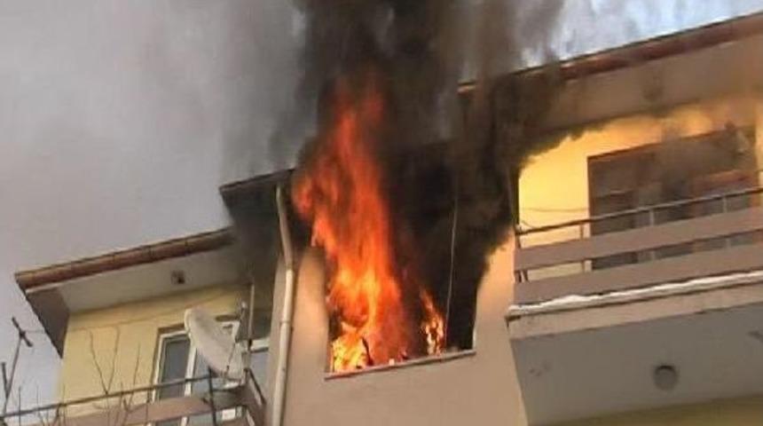 Alevlerin Arasında Kalan Suriyeli Aile Itfaiye Tarafından Kurtarıldı