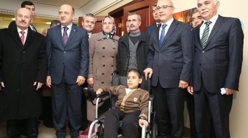 Başbakan&rsquo;dan Fel&ccedil;li &Ccedil;ocuğa Anlamlı Hediye