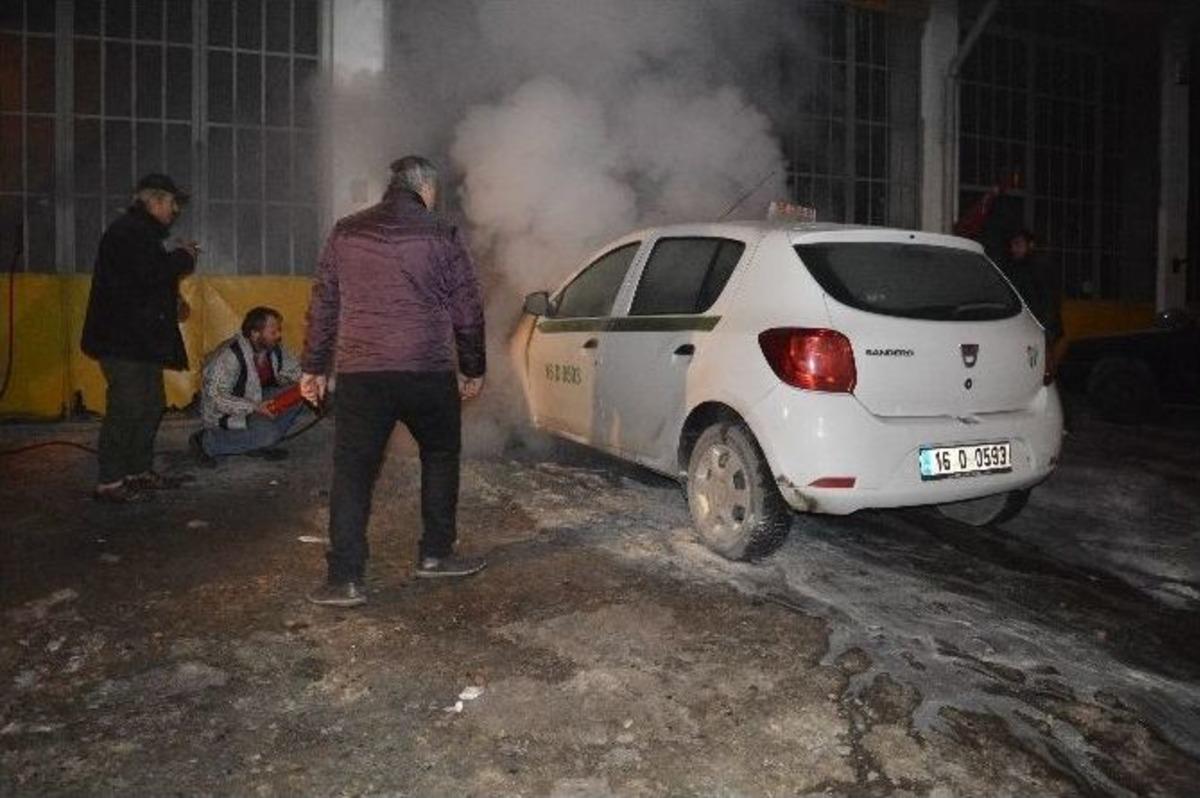 Park Halinde Yanan Taksi Dolmuş Korkuttu