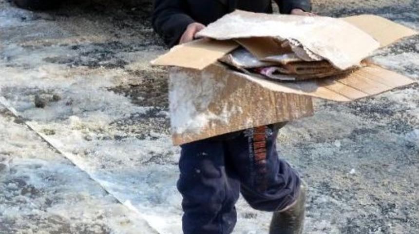 7 Yaşındaki &Ccedil;ocuğun Dondurucu Soğukta Ekmek M&uuml;cadelesi