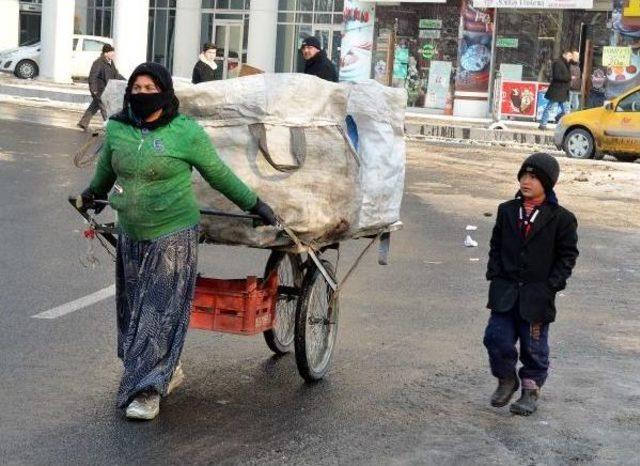 7 Yaşındaki &Ccedil;ocuğun Dondurucu Soğukta Ekmek M&uuml;cadelesi 1