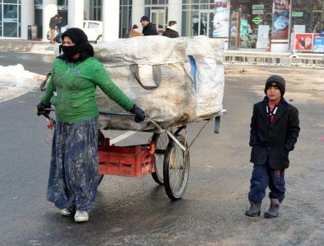 7 Yaşındaki &Ccedil;ocuğun Dondurucu Soğukta Ekmek M&uuml;cadelesi 2