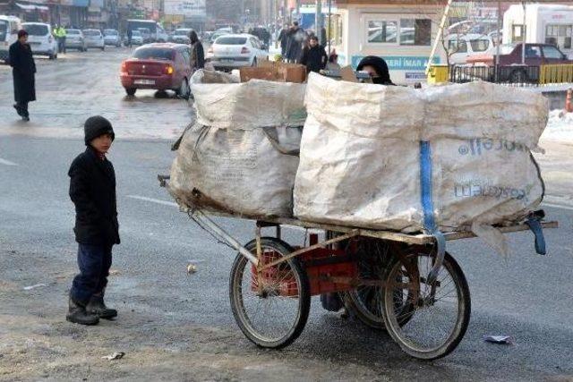 7 Yaşındaki &Ccedil;ocuğun Dondurucu Soğukta Ekmek M&uuml;cadelesi 3