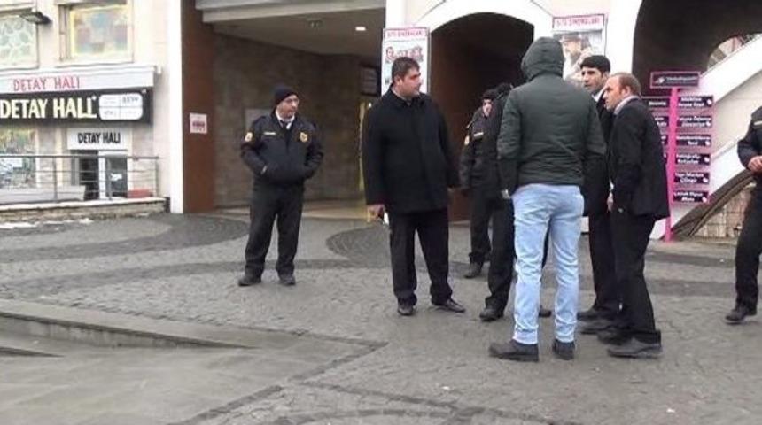 Alışveriş Merkezi &Ouml;n&uuml;nde Bomba D&uuml;zeneği Bulundu