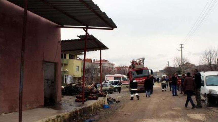 &Ccedil;anakkale'de Soğuk Hava Deposunda Patlama: 2 Yaralı