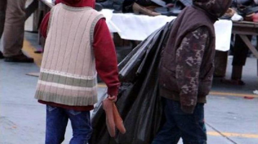 Suriyeli &Ccedil;ocuklara Pazarcılar Yardım Ediyor