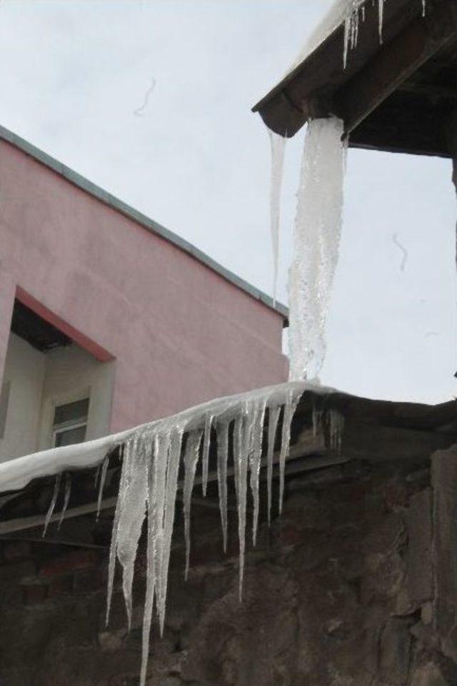 Erzurum’da Çeşmeden Akan Su Dondu