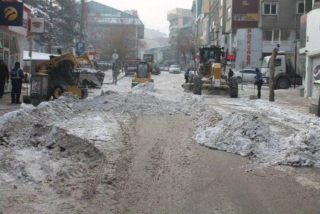 Erzurum’da Çeşmeden Akan Su Dondu