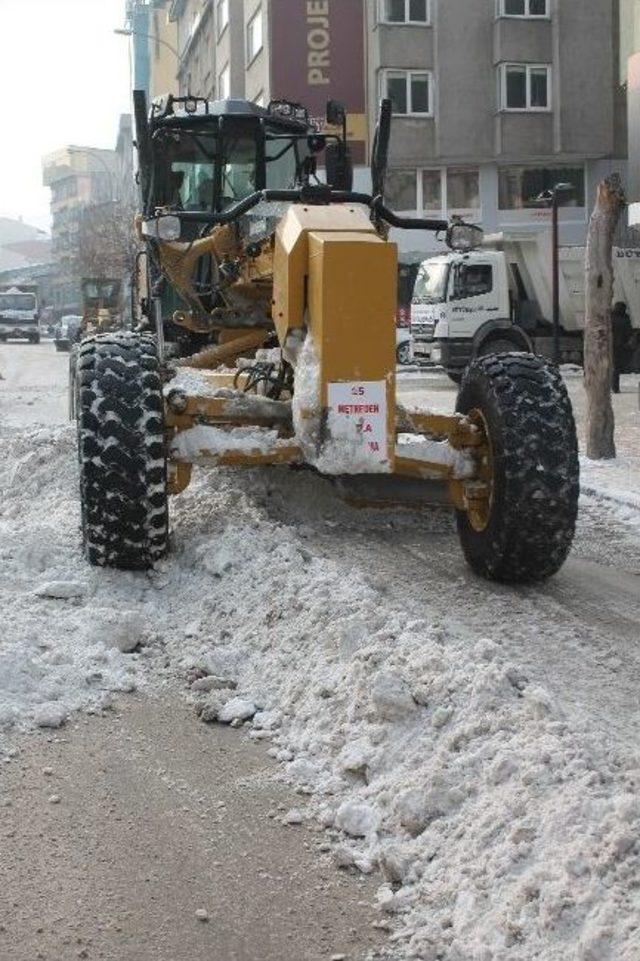 Erzurum’da Çeşmeden Akan Su Dondu