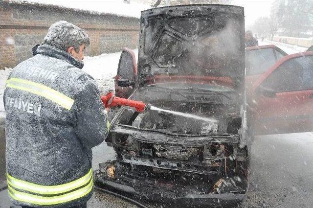 Yanan Yeni Otomobilin Başında Dakikalarca Ağladı