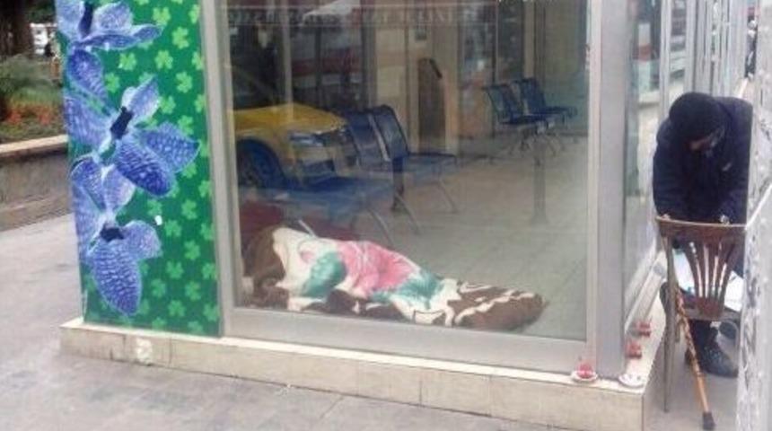 Klimalı Duraklar Evsizlerin Evi Oldu