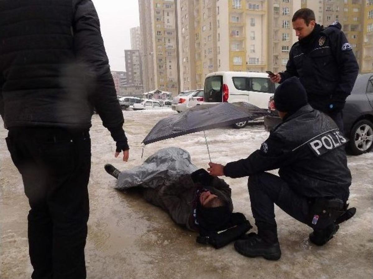 Buzda Kayıp Ayağını Kıran &Ouml;ğrencinin İmdadına Polisler Yetişti