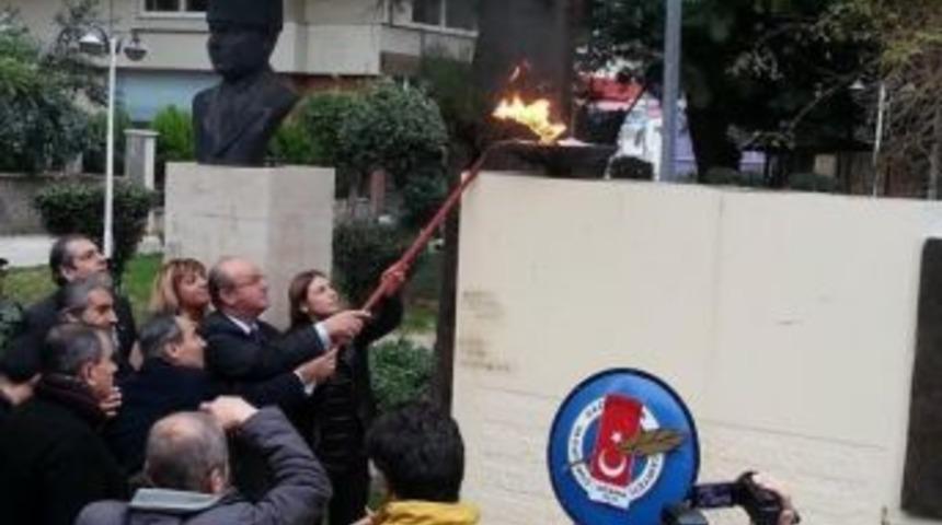 Gazeteciler 10 Ocak &Ccedil;alışan Gazeteciler G&uuml;n&uuml; Nedeniyle Atat&uuml;rk Anıtı&rsquo;na &Ccedil;elenk Bıraktı, Basın Anıtı Meşalesi&rsquo;ni Yaktı