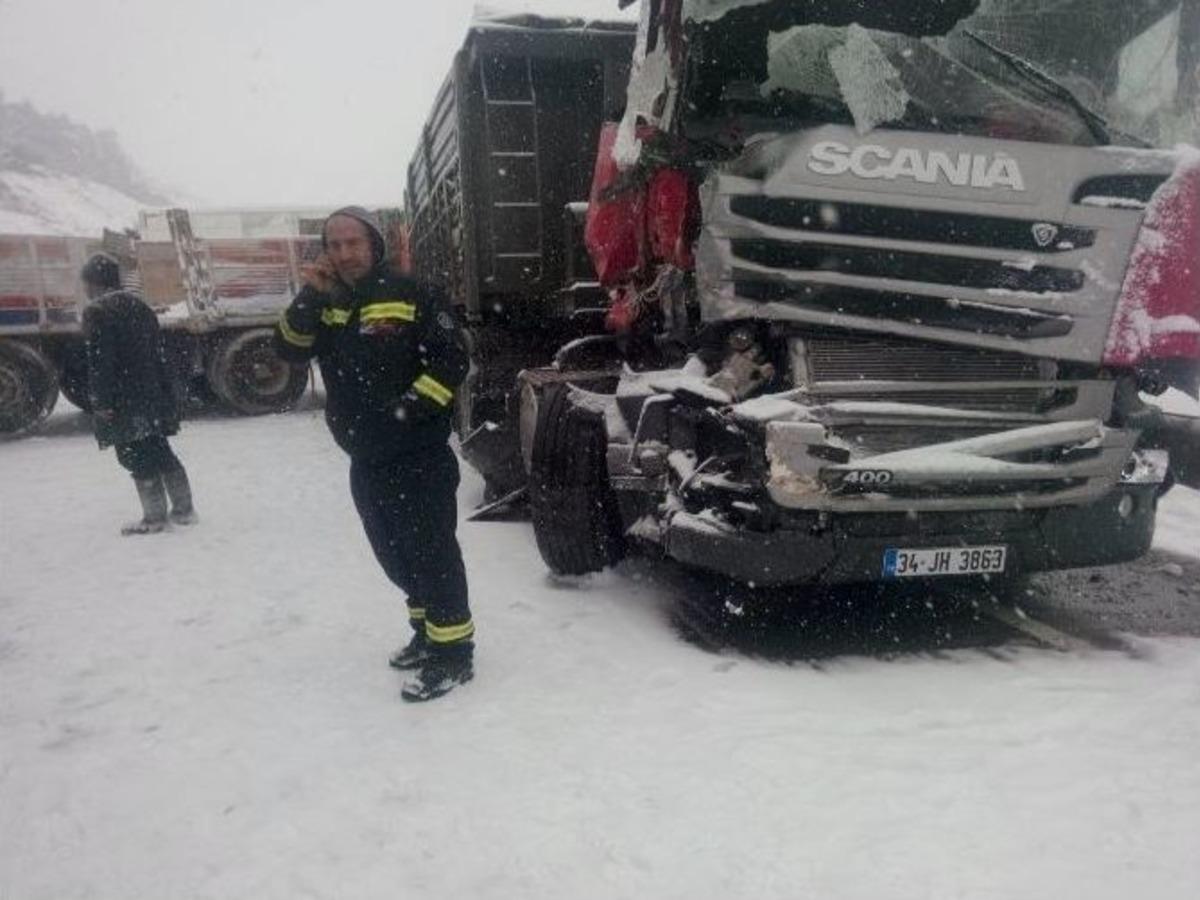 Osmaneli&rsquo;de Yağan Kar Trafiği Fel&ccedil; Etti