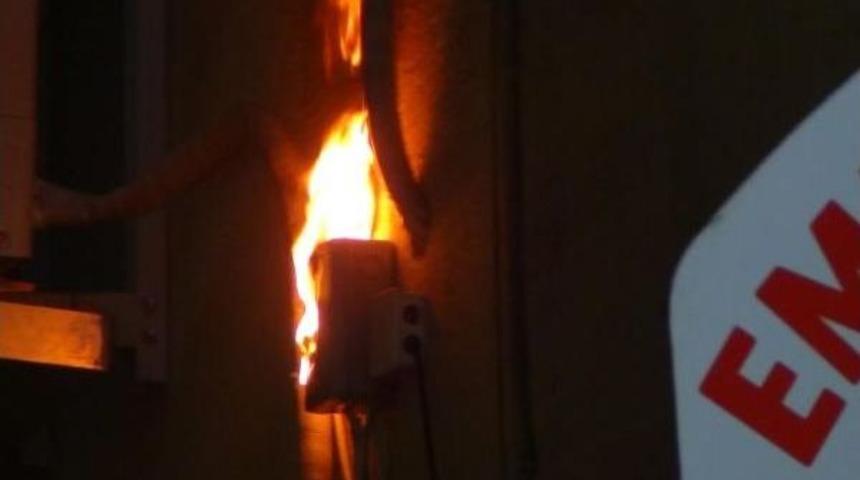 Elektrik Panelindeki Yangını Vatandaşlar S&ouml;nd&uuml;rd&uuml;