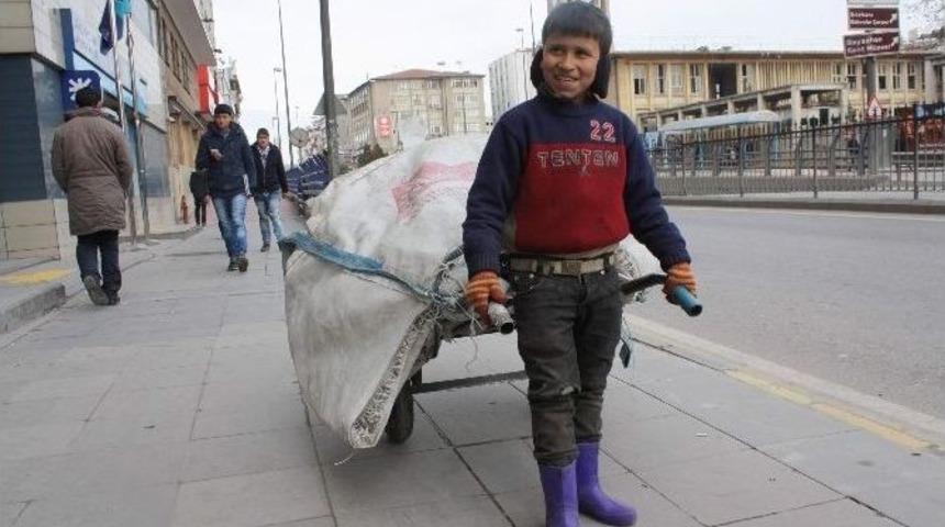 (&ouml;zel Haber) Suriyeli &Ccedil;ocuk Hurda Toplayarak Ailesini Ge&ccedil;indiriyor