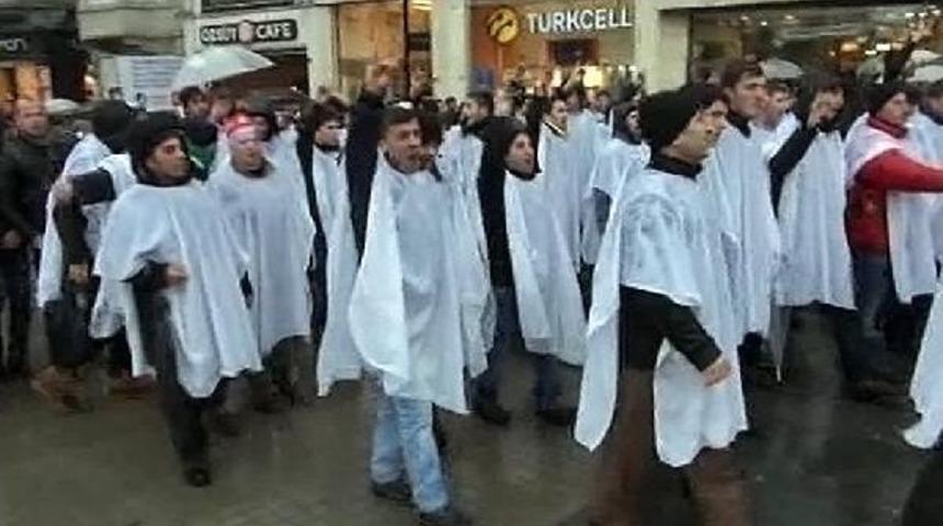 Taksim Meydanı'na &Ccedil;ıkmak Isteyen Grup Ile Polis Arasında Arbede (1)