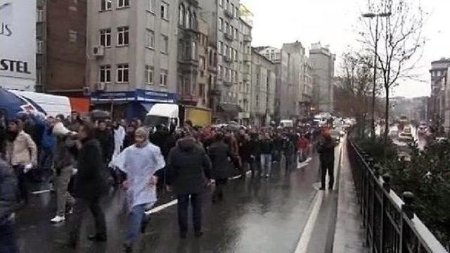 Taksim Meydanı'na Çıkmak Isteyen Grup Ile Polis Arasında Arbede (1)