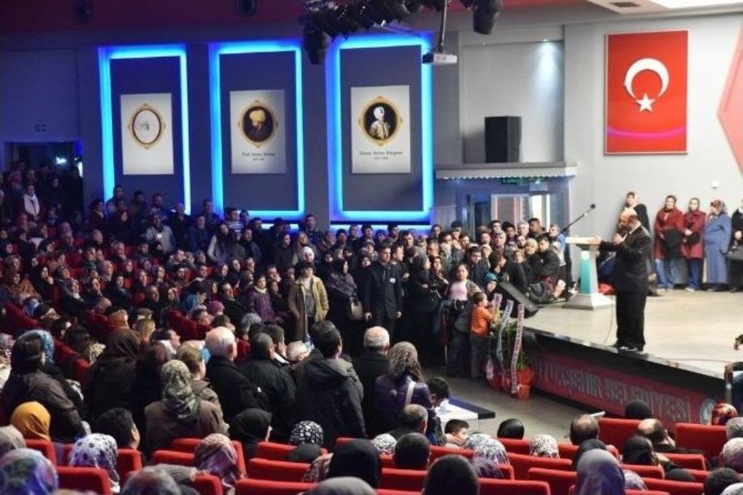 D&ouml;ngeloğlu&rsquo;nun Konferansında İzdiham Yaşandı