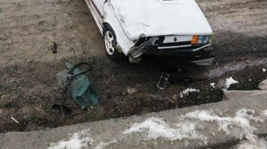 G&ouml;lc&uuml;k&rsquo;te Otomobil Şarampole Yuvarlandı