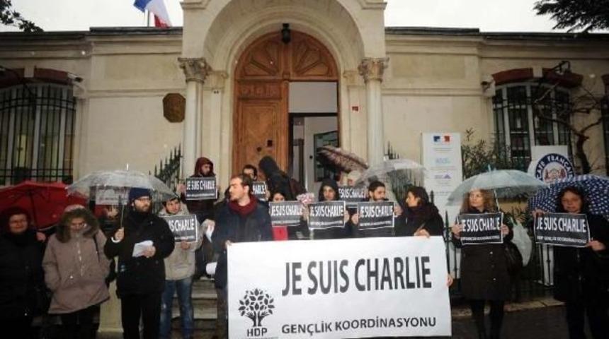 Fransız Konsolosluğu &Ouml;n&uuml;nde Charlie Hebdo'ya Destek Verdiler