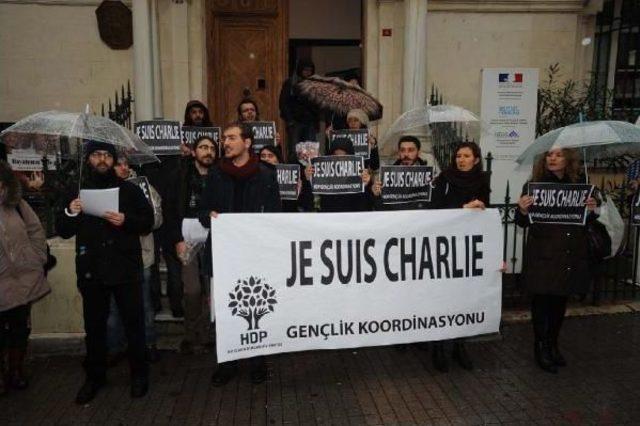 Fransız Konsolosluğu Önünde Charlie Hebdo'ya Destek Verdiler