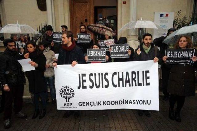 Fransız Konsolosluğu Önünde Charlie Hebdo'ya Destek Verdiler